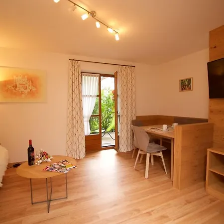 Rosa 2 & 5 アパート *